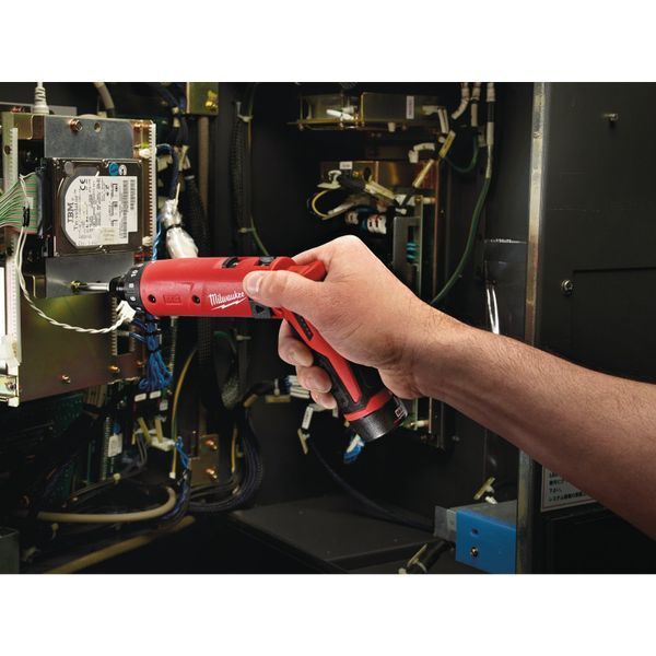 Викрутка акумуляторна MILWAUKEE, M4 D-202B, 5Нм (зарядний пристрій, 2 акумулятори М4 2Аг, картонне пакування) 4933440475 фото