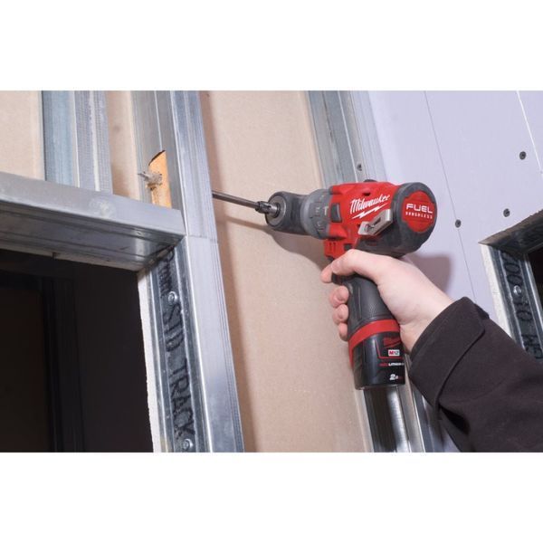 Дрель-шуруповёрт аккумуляторная бесщёточная ударная MILWAUKEE, M12 FPDX-202X, 37Нм (ЗУ,2х2Ач,HDкейс) 4933464136 фото