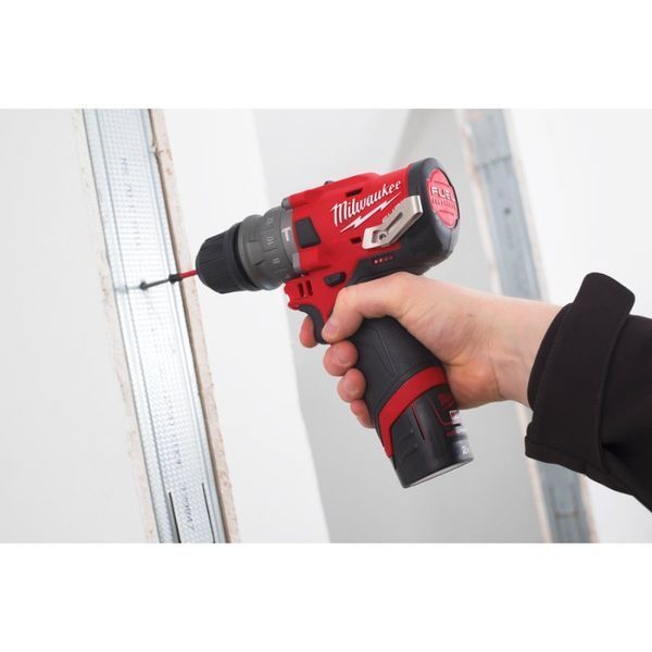 Дрель-шуруповёрт аккумуляторная бесщёточная ударная MILWAUKEE, M12 FPDX-202X, 37Нм (ЗУ,2х2Ач,HDкейс) 4933464136 фото