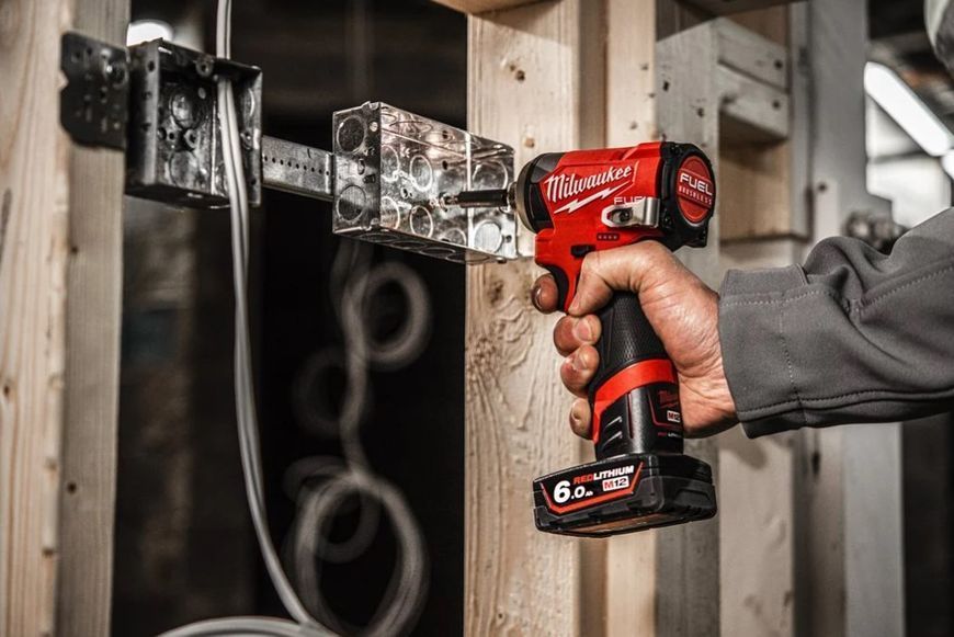 Шуруповерт ударний акумуляторний безщітковий 1/4'' HEX MILWAUKEE, M12 FID2-202Х, 170Нм (зарядний пристрій С12 С, 2 акумулятори М 4933479877 фото