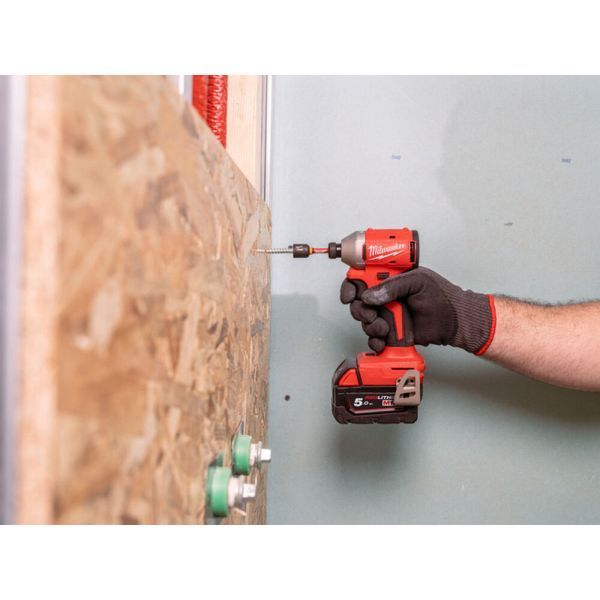 Шуруповерт ударный аккумуляторный бесщеточный MILWAUKEE M18 BLIDRCMC-402C (190Нм) (+ заряд. устройство, 2 аккум., HD кейс) + жилетка 4933499457 фото