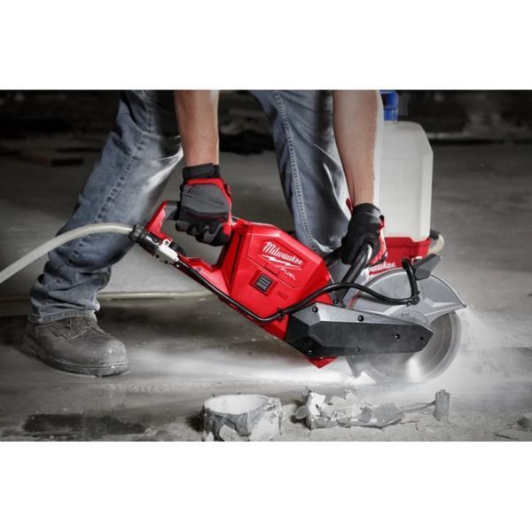 Машина відрізна акумуляторна безщіткова MILWAUKEE, M18 FCOS230-121, діаметр 230мм (зарядний пристрій М12-18 FC, 1 акумулятор М18 4933471697 фото