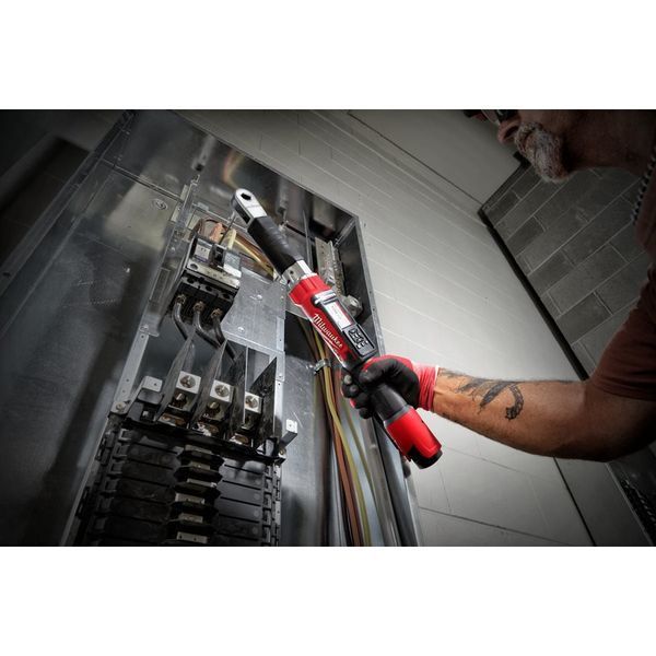 Ключ динамометрический электронный 3/8'' MILWAUKEE, M12 ONEFTR38-0C (13,6-135,6Нм) (каркас, кейс) 4933464966 фото