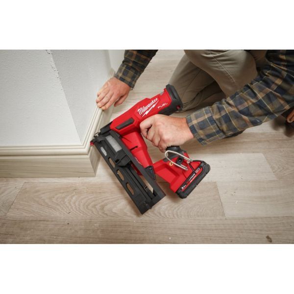 Пистолет гвоздезабивной аккумуляторный бесщёточный MILWAUKEE, M18 FN16GA-202X, 32-64мм (HDкейс) 4933478092 фото